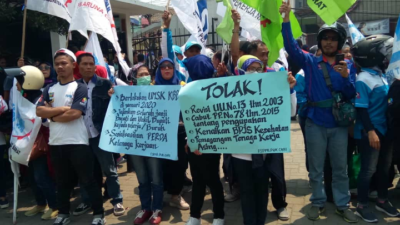 Aksi Ribuan Masa Tuangkan  Aspirasi Beberapa Hal di Gedung DPRD KBB