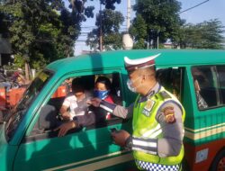 Selain Ops Patuh Lodaya Polres Cimahi Juga Bagikan Masker Geratis.