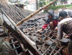 Akibat Hujan Deras Satu Rumah Roboh di Desa Cangkorah