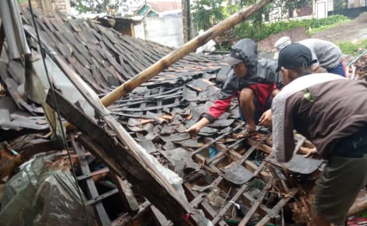 Akibat Hujan Deras Satu Rumah Roboh di Desa Cangkorah