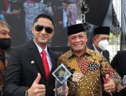Penghargaan DEKOPIN Di berikan Kepada Hengky Kurniawan PLT KBB