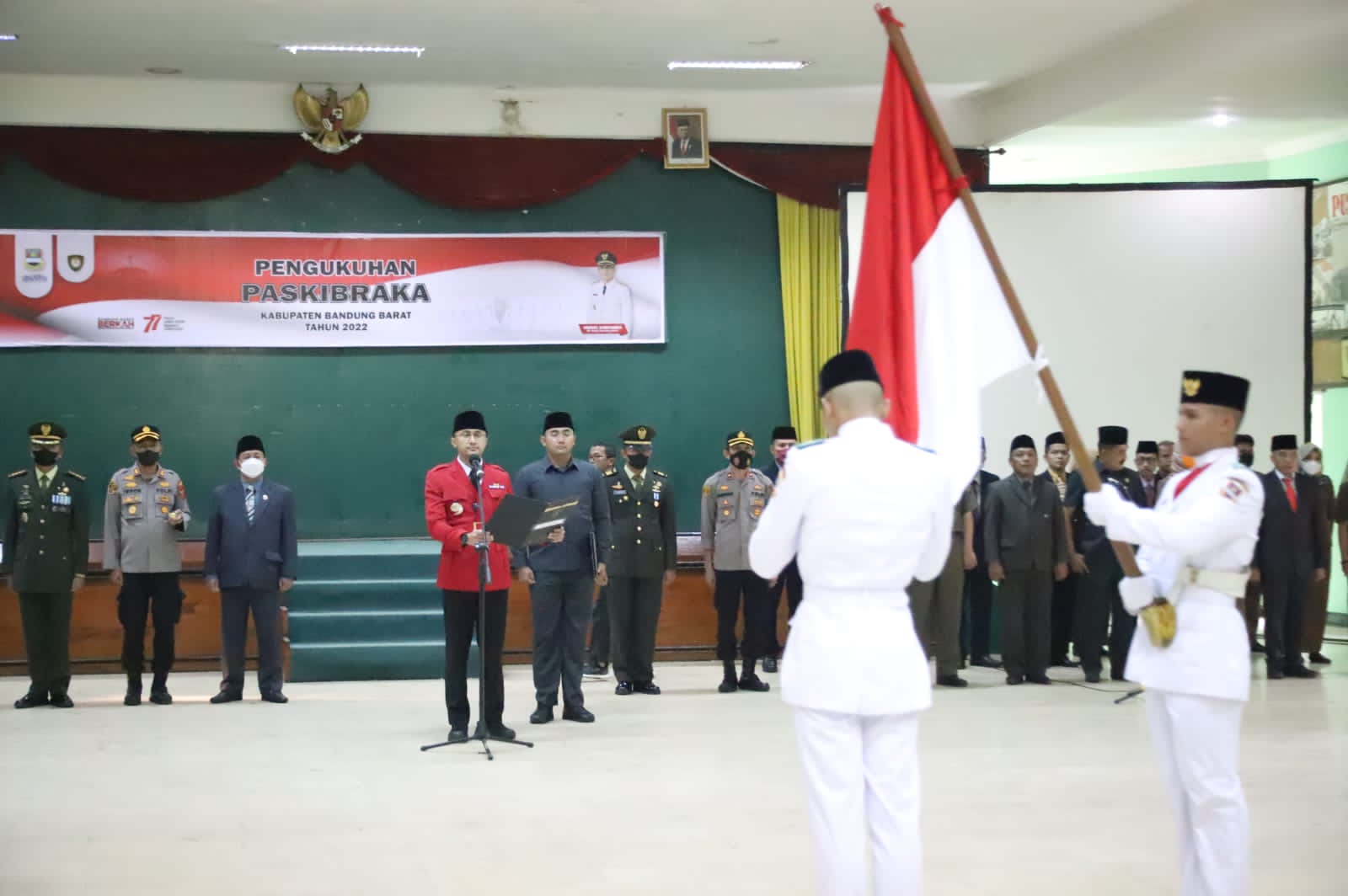 Jelang HUT RI Ke-77 PLT Bupati Bandung Barat Mengukuhkan 30 Orang PasuKan Pengibar Bendera(PASKIBRA)