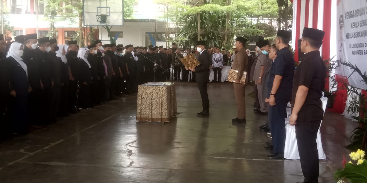 Bupati Hengky Kurniawan melantik 451 Kepala Sekolah SD dan SMP Dikabupaten Bandung barat.