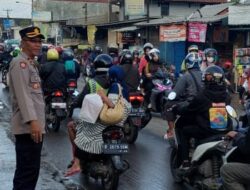 Unit Lantas Polsek Batujajar Lakukan Pemantauan Lalulintas di Titik Rawan Kepadatan jalan raya Batujajar