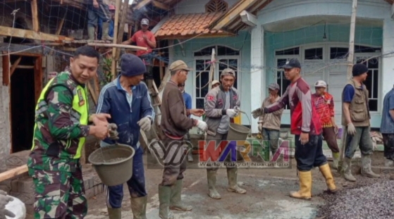 Bhabinsa Desa Suntenjaya Bantu Kegiatan Karya Bakti Pembangunan Masjid Bersama Warga Pasir Angling