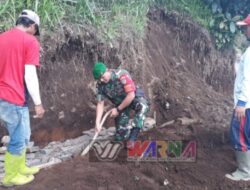 Bhabinsa Desa Cibogo Turut Bantu Kegiatan Karya Bakti Di Wilayah Desa Cibogo