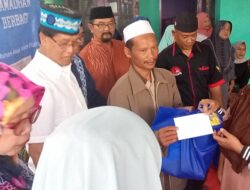 Dewan Pither Tjuandi Sekretaris Demokrat KBB Berbagi Santunan ke Anak Yatim Piyatu