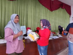 Pembagian bantuan beras cadangan bantuan Bulog dan Badan Pangan Nasional Desa Sukaluyu
