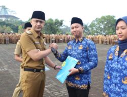 Ratusan SK CPNS Dan Fungsional Di serahkan Bupati Bandung Barat