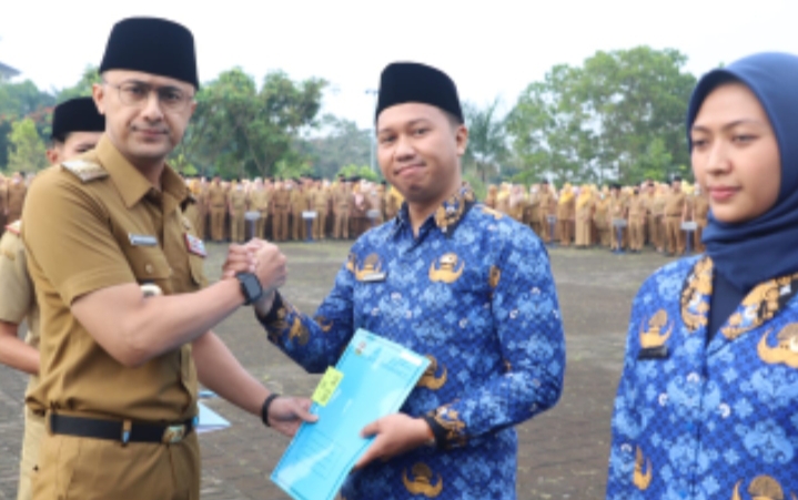 Ratusan SK Di Serahkan Oleh Bupati Bandung Barat