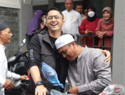 Hengky Berikan Satu Unit Sepeda Motor Kepada Salah Satu Marbot Mesjid