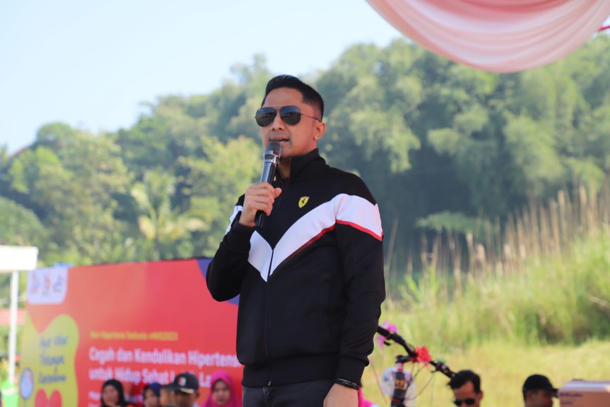 Hari Jadi Kabupaten Bandung Barat Ke-16 Hengky Kurniawan Gelar Gerak Jalan Santai Dan Senam Bersama Ribuan Masyarakat Di Kecamatan Saguling