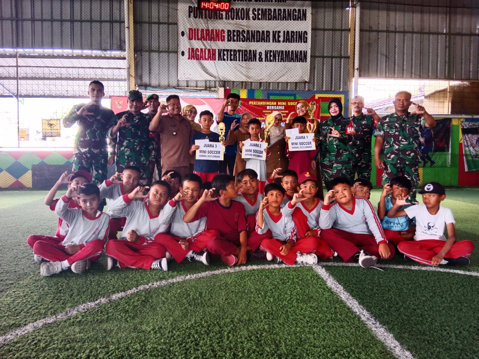 Dalam Rangka HUT RI Ke-78 Gelar Final Turnamen Mini Soccer Danramil 0912/Lembang Berikan Piala Dan Uang Pembinaan