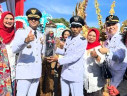 Di HUT RI ke-78 Tarmaya Kades Bojongkoneng Berikan Cinderamata Astrajingga ke Bupati Hengki Kurniawan