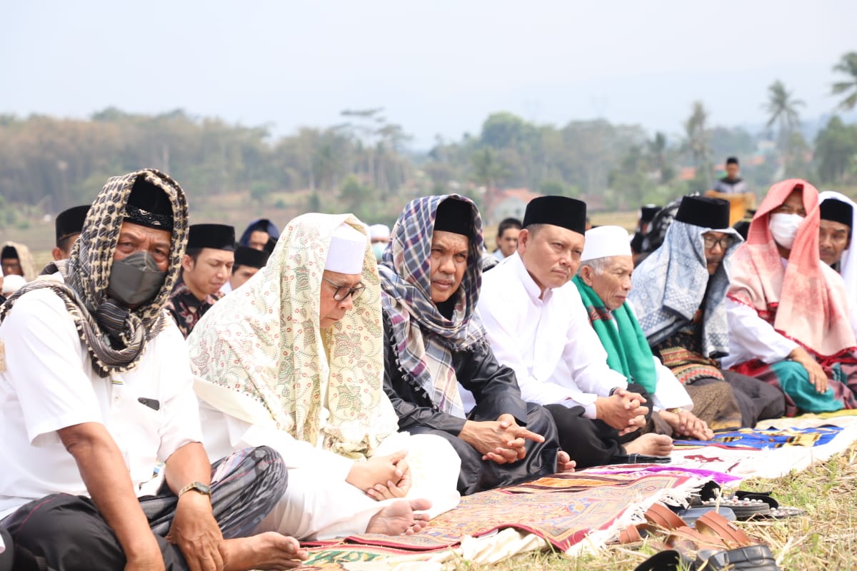 PJ Bupati Bandung Barat Arsan Latif Gelar Shalat Istisqo di Kecamatan Cipongkor 