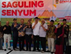 Kemal Camat Saguling Berikan Penghargaan Kepada Pejuang Pendiri Kecamatan 