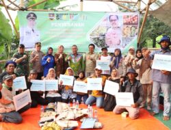 Pemkab BandungBarat Menyerahkan Bantuan Berbagai Alat Pertanian Kepada Para Kelompok Tani