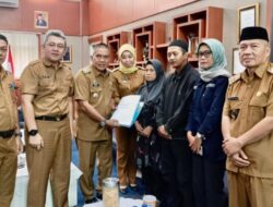 Pemkab Bandung Barat Berikan Santunan 30 Juta Kepada Keluarga Anggota KPPS Alm Bapak Mumuh Muchroni