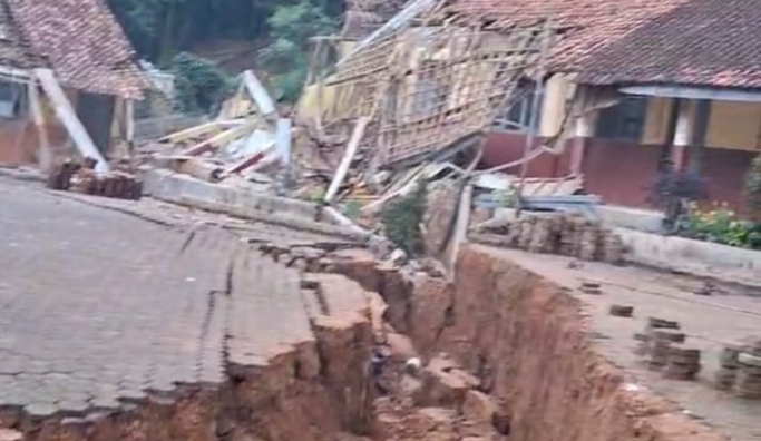 Sekolahan Ambruk dan Puluhan Rumah Rusak Parah Akibat Pergerakan Tanah