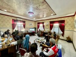 Camat Ngamprah Agnes Virganty S.STP.,M.SI Memberi Penjelasan Tentang Operasi Pasar Murah Menjelang Bulan Ramadhan 1445 Hijriah