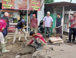 Nunggu Bantuan Pemda Tak Kunjung Datang : Yayasan Lintang Astha Perbaiki Jalan Rusak Milik KBB.