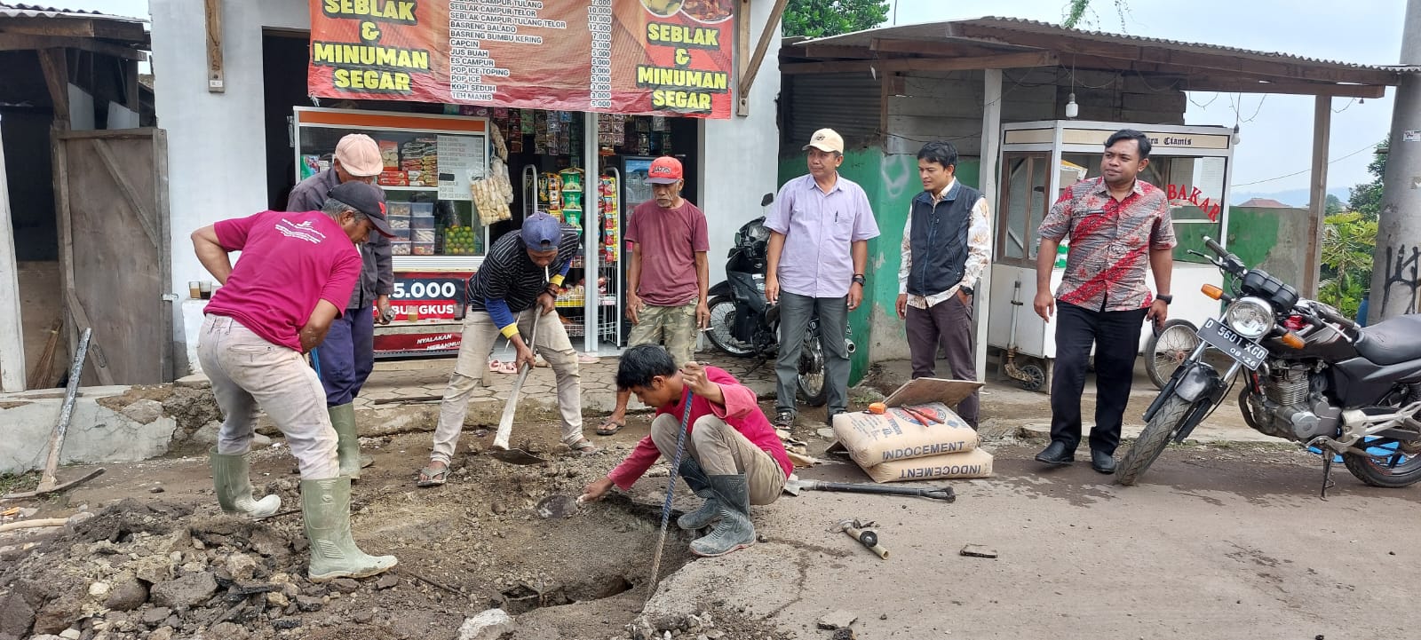 Nunggu Bantuan Pemda Tak Kunjung Datang : Yayasan Lintang Astha Perbaiki Jalan Rusak Milik KBB.