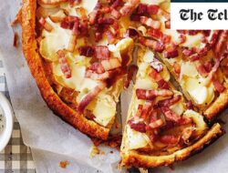 Puff pastry tart dengan resep bacon asap, bawang bombay, dan kentang