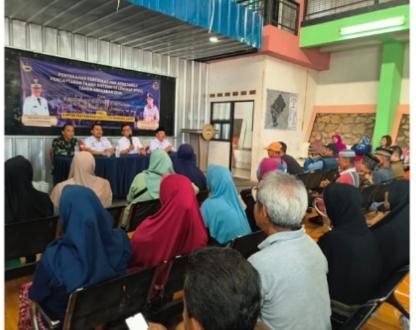 Penyerahan Sertifikat Gratis Program Pendaftaran Tanah Sistematis Lengkap PTSL Desa Cempaka Mekar.