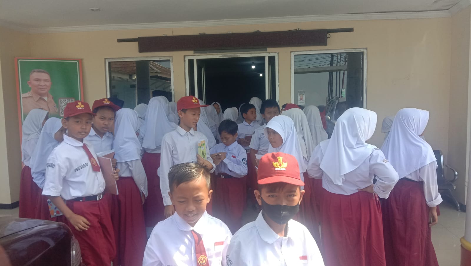 Kunjungan Siswa SDN 2 Pasirhalang ke Kantor Desa Pasirhalang di Sambut Dengan Baik