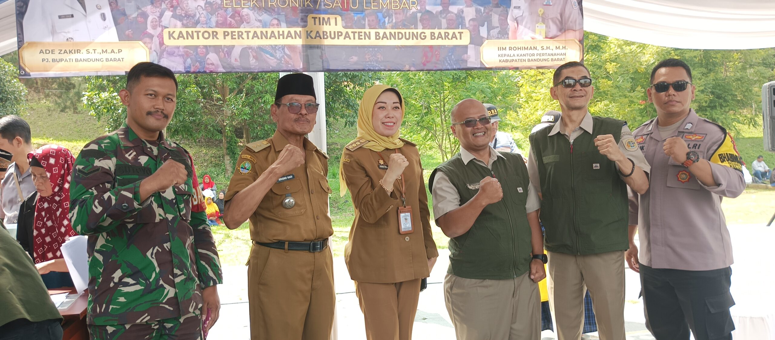 Penyerahan Sertifikat Hak Atas Tanah Pendaftaran Tanah Sistematis  Lengkap (PTSL) Desa Mekarsari Kecamatan Ngamprah