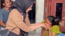 Sonya Fatmala Berikan Bantuan Untuk Lilis Disabilitas Ratusan Ibu-ibu pun Hadir Dampinginya