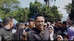 Hengki Kurniawan Bawa Program Untuk Masyarakat di Pasar Lembang Hingga Ribuan Warga Hadir Berdesakan 