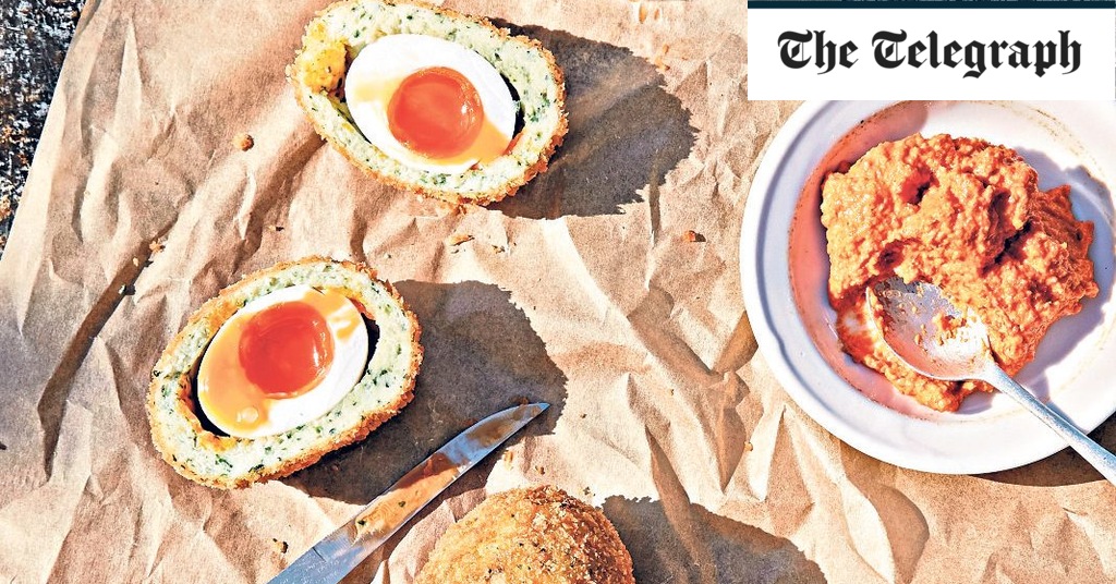 Telur Scotch haddock asap dengan resep saus romesco