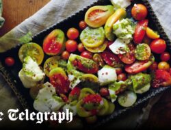 Salad tomat dengan resep pesto buatan sendiri