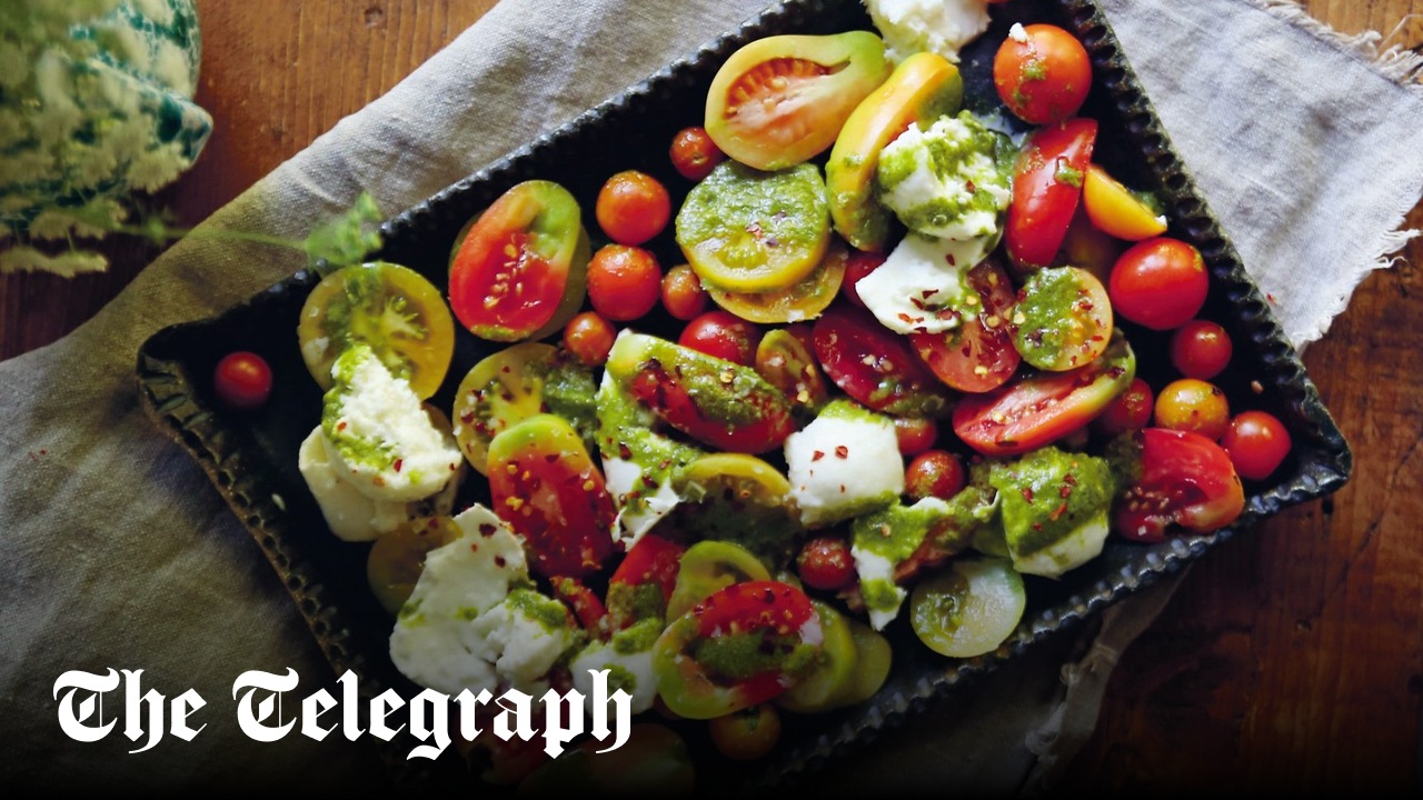 Salad tomat dengan resep pesto buatan sendiri