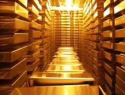 Harga Emas Melemah, Tertekan Dolar dan Obligasi