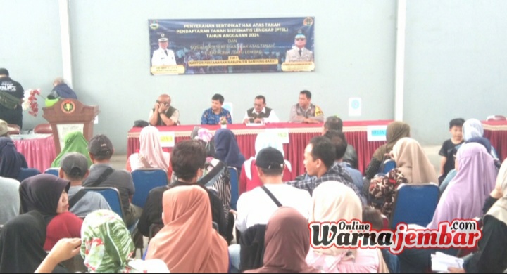 BPN KBB Bagikan Kurang lebih 752 Sertifikat PTSL di Desa Mekarsari Ngamprah