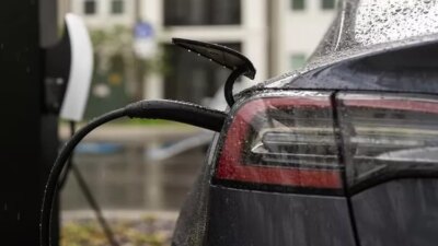 Solusi Aman untuk Charging Mobil di Musim Hujan