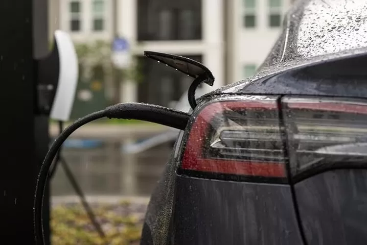 Solusi Aman untuk Charging Mobil di Musim Hujan