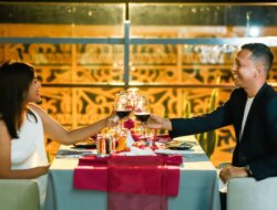 Makan malam romantis di Get away Rooftop Bar, Samosir