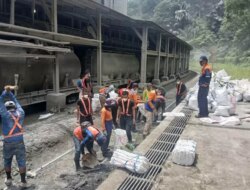 Kai Divre II Sumatra Barat Bersihkan tanda pembongkaran Klinker