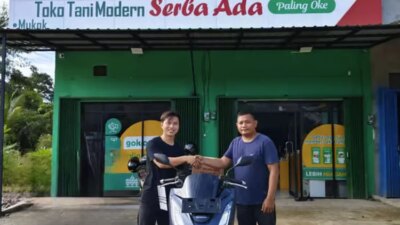 Gokomart mendistribusikan motor roda dua, emas, dan voucher di Kalimantan Barat