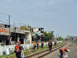 Kai membersihkan kereta api untuk keselamatan dan kebersihan