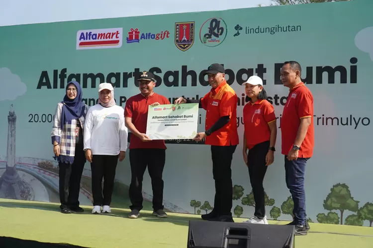 Alfamart menanam 20 ribu hutan bakau di semarang