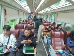 Menikmati sifat Indonesia dengan menggunakan kereta indah