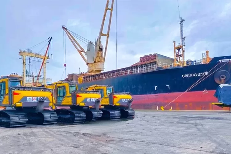 Solusi logistik pelindo berhasil memfasilitasi pengiriman alat berat di Palembang