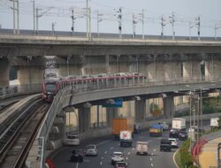 Antusiasme Komunitas Menuju Jabodebek LRT selagi Liburan Panjang
