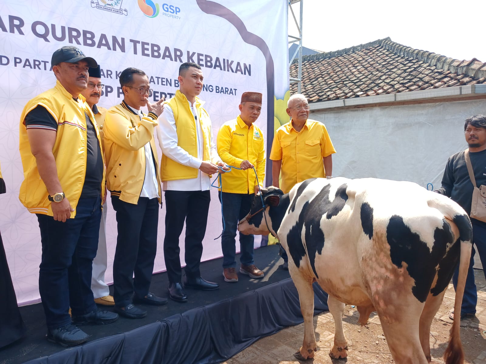43 Hewan Kurban Disalurkan Golkar KBB dan GSP Property, Komitmen Sosial dan Politik Menguat