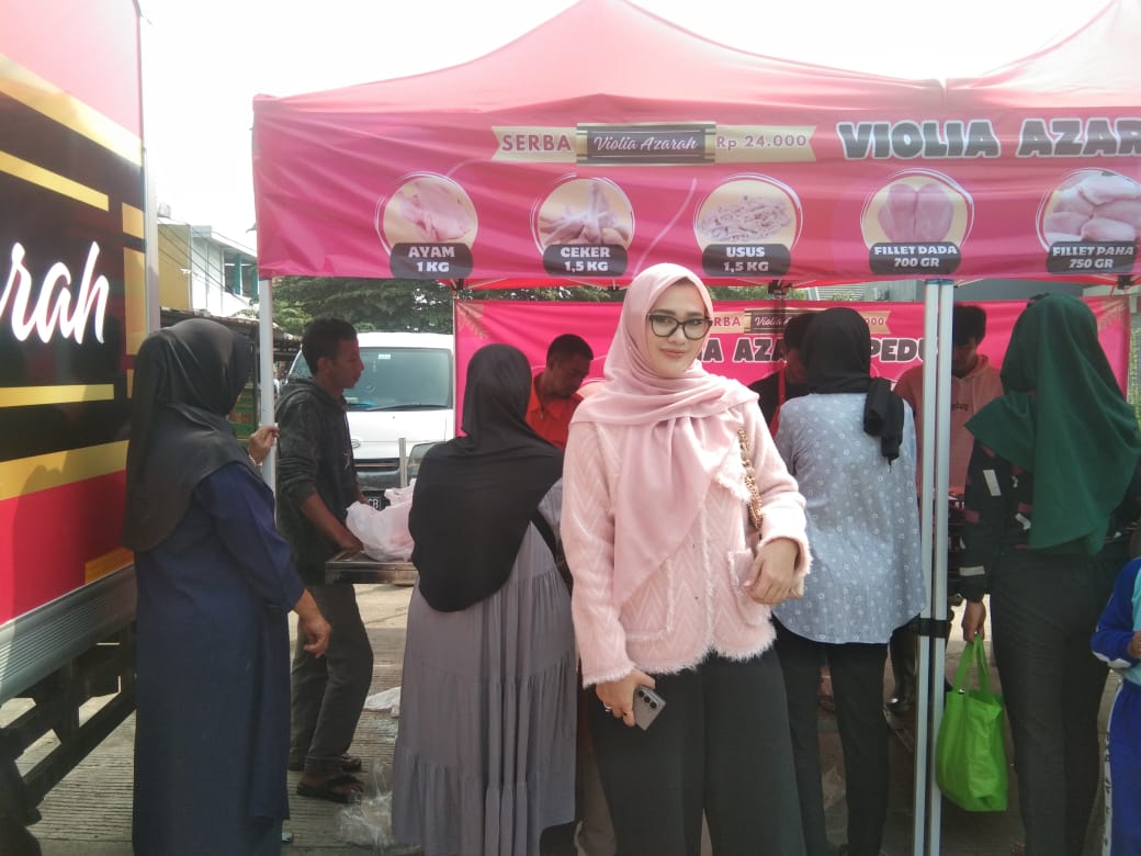 Hj. Viola Azarah, S.E. Gelar Bazar Ayam Potong Murah: Wujud Kepedulian untuk Warga Bandung Barat