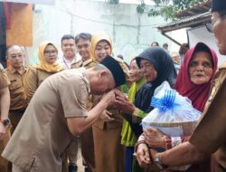 Semangat Hari Jadi KBB ke-18, Program “Nyaah Ka Indung” Sentuh Warga Sepuh Mekarsari